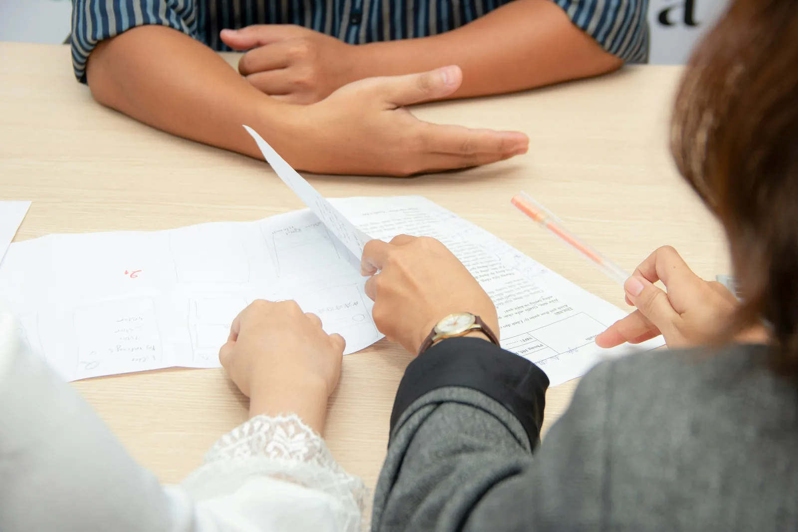 Beratungsgespräch zur MPU-Vorbereitung mit Unterlagen am Tisch